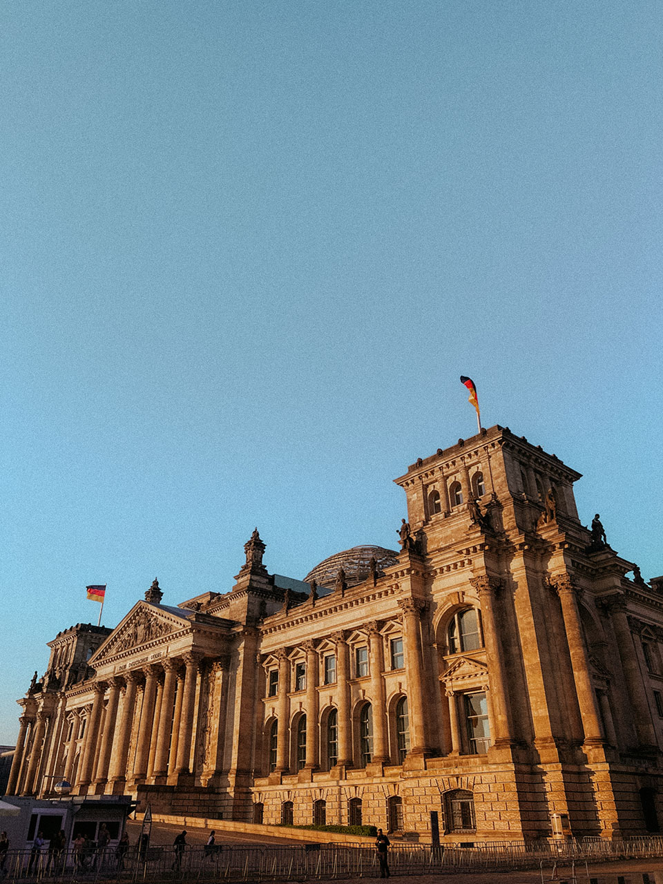 Berlin considers security moat for the Reichstag building